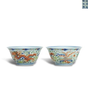 Qing Dynasty Kangxi period Pair of wucai bowls with dragon and phoenix