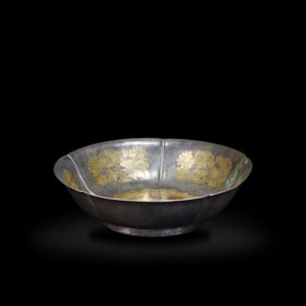 Tang Dynasty Gilt-silver lobed dish with floral and double-fish motifs, inscribed "Qianfu 3rd Year,