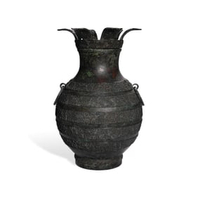 Spring and Autumn Period Lotus-lidded Hu with Coiled Chilong Patterns