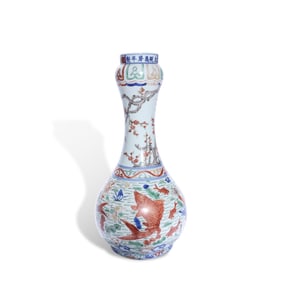 Wanli period Ming Dynasty Wucai garlic-head vase with fish-and-algae patterns