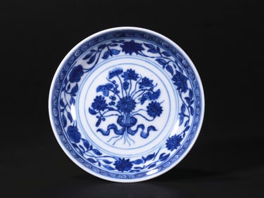 A BLUE AND WHITE FLOWER PATTERN PLATE FROM THE QING DYNASTY