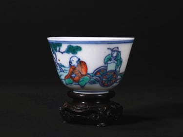 A QING DYNASTY DOUCAI FIGURE CUP