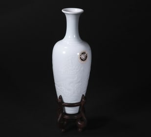 A WHITE GLAZED DRAGON PATTERN BOTTLE FROM THE QING DYNASTY