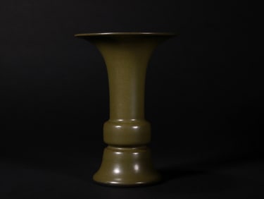A TEA FOAM GLAZE BOTTLE FROM THE QING DYNASTY