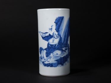 A QING DYNASTY BLUE AND WHITE FIGURE PEN HOLDER