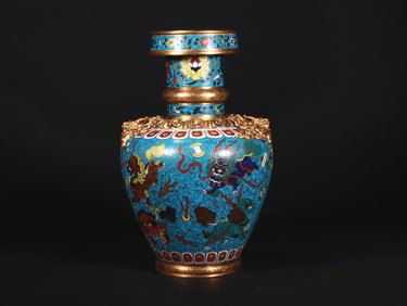 A CLOISONNE ENAMEL LION-PATTERNED VASE FROM THE MING DYNASTY