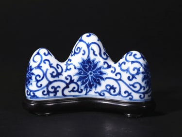 A PEN HOLDER WITH BLUE AND WHITE FLOWER PATTERNS FROM THE QING DYNASTY