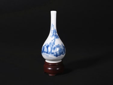 A BLUE AND WHITE FIGURE VASE FROM THE QING DYNASTY