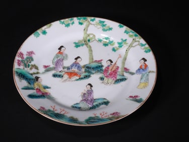 A PASTEL FIGURE PLATE FROM THE QING DYNASTY