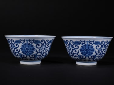 A PAIR OF BLUE AND WHITE FLOWER BOWLS FROM THE QING DYNASTY