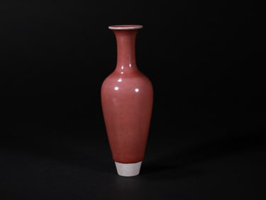 A RED GLAZED VASE FROM THE QING DYNASTY