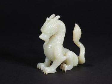 A WHITE JADE DRAGON-SHAPED ORNAMENT FROM THE QING DYNASTY