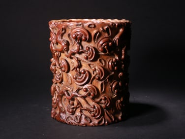 A BAMBOO PEN HOLDER WITH DRAGON PATTERNS FROM THE QING DYNASTY