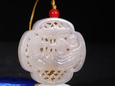 A WHITE JADE MANDARIN DUCK PENDANT FROM THE QING DYNASTY