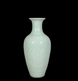 A QING DYNASTY DOUQING GLAZED DRAGON-PATTERNED BOTTLE