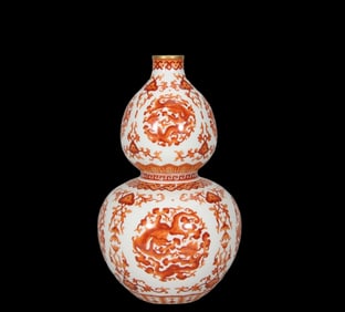 A QING DYNASTY ALUM RED DRAGON-PATTERNED GOURD BOTTLE