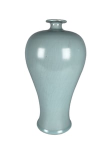 RU GLAZE PLUM VASE IN MING DYNASTY