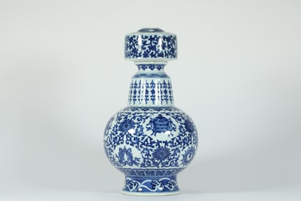 QING DYNASTY BLUE AND WHITE SPRAY POT