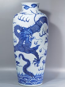 QING DYNASTY DRAGON-PATTERNED VASE