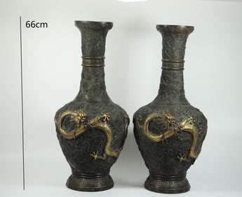 GILDED DRAGON-PATTERNED VASE FROM THE QING DYNASTY