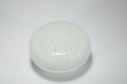 WHITE GLAZE CHRYSANTHEMUM PETAL LIDDED BOX FROM THE QING DYNASTY