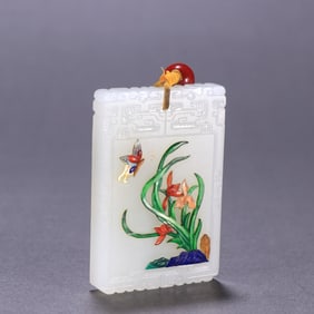 A WHITE JADE PLAQUE INLAID WITH VARIOUS TREASURES FROM THE QING DYNASTY