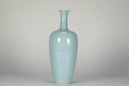 QING DYNASTY BLUE GLAZE DRAGON PATTERN BOTTLE