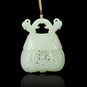 Qing Dynasty a Hetian white jade sachet in the shape of a purse with openwork flower patterns