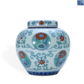 Qing Qianlong period a Doucai covered jar with round chrysanthemum patterns