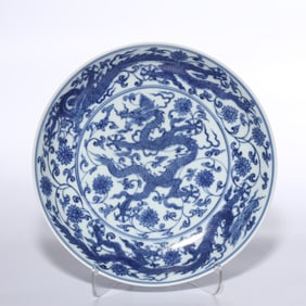 Ming Dynasty, Zhengde period, blue and white plate with dragon and floral pattern