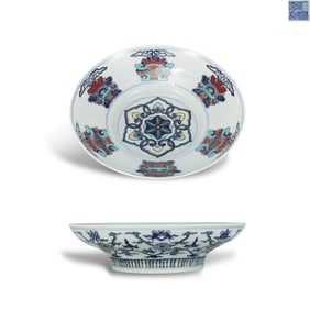 Qing Dynasty Jiaqing period Doucai gilded plate with a folded rim??inner side with lotus medallions,