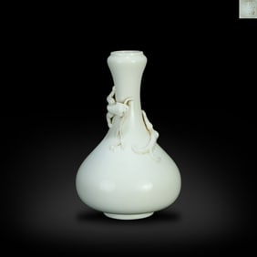 Ming Dynasty Dehua kiln white-glazed garlic-shaped vase with coiled dragon, made by Lin Zixin