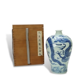 Yuan Dynasty Blue-and-white plum vase with dragon patterns