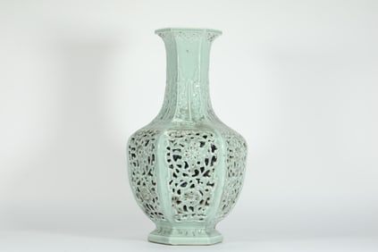 QING DYNASTY QIANLONG BEAN GREEN GLAZE HOLLOW HEXAGONAL VASE