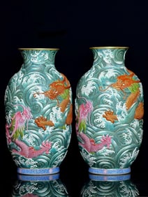 QING DYNASTY ENAMELED DRAGON-PATTERNED VASE