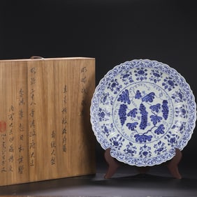 LARGE BLUE AND WHITE PLATE WITH GRAPE PATTERN FROM THE MING DYNASTY