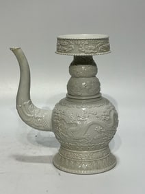 QING DYNASTY WHITE GLAZE LOTUS FLOWER SPRAY POT