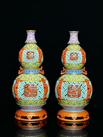 QING DYNASTY ENAMEL-PAINTED ROTATING GOURD BOTTLE