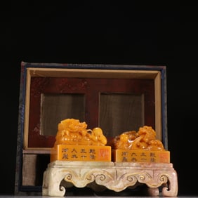 A PAIR OF QING DYNASTY TIANHUANG SEALS