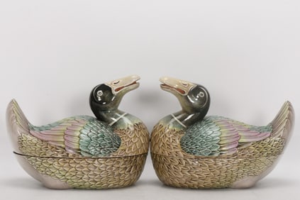 QING DYNASTY FAMILLE ROSE DUCK-SHAPED BOX