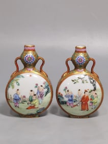 QING DYNASTY FAMILLE ROSE FLAT BOTTLE WITH CHILDREN AT PLAY