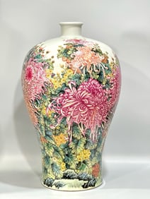 QING DYNASTY ENAMEL-PAINTED CHRYSANTHEMUM PLUM VASE