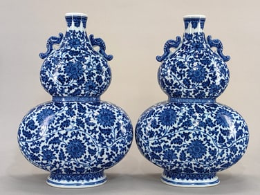 QING DYNASTY BLUE AND WHITE LOTUS DOUBLE-EARED FLAT GOURD VASE
