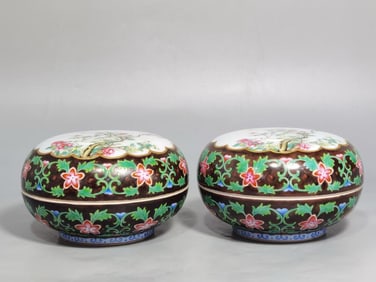 QING DYNASTY BLACK-GROUND FAMILLE ROSE LOTUS AND BIRD SEAL BOX