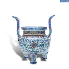 Qing Dynasty Qianlong period, Doucai incense burner with interlocking lotus patterns and court