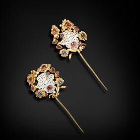 Ming Dynasty Pair of gilt hairpins inlaid with white jade and gemstones