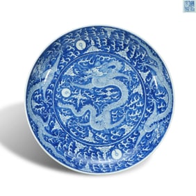 Guangxu period Qing Dynasty Blue-and-white plate with reserved white dragon-cloud pattern, inscribed