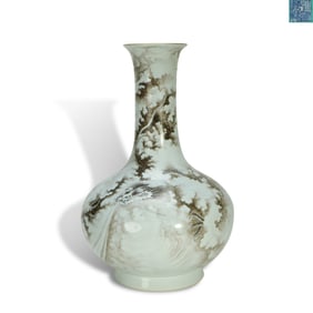 Qing Dynasty Qianlong period, Black-colored glazed water chestnut-shaped vase with reserved white