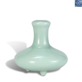 Qing Dynasty Qianlong period, Powder blue-glazed three-legged water chestnut-shaped vase
