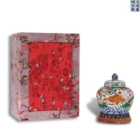 Ming Dynasty Jiajing period, Five-color covered jar with fish and algae patterns